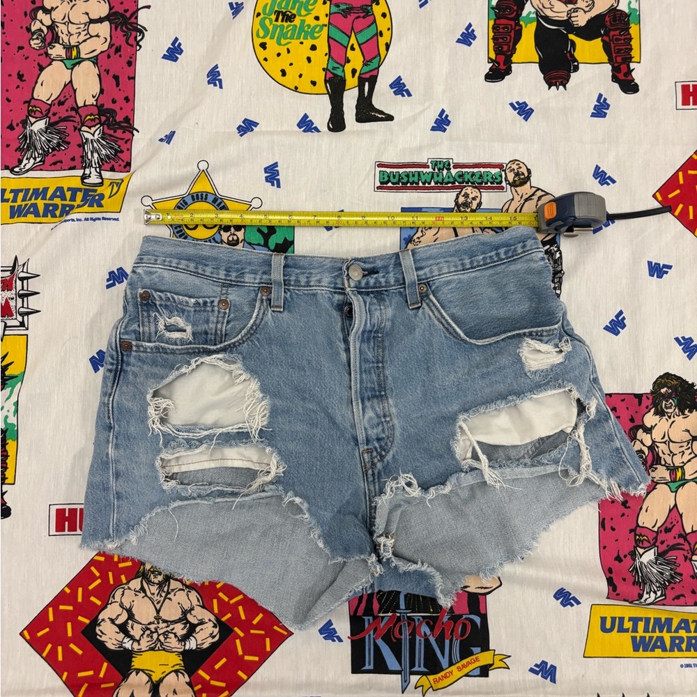 womans levis distressed denim shorts with a 30" waist #distresseddenim